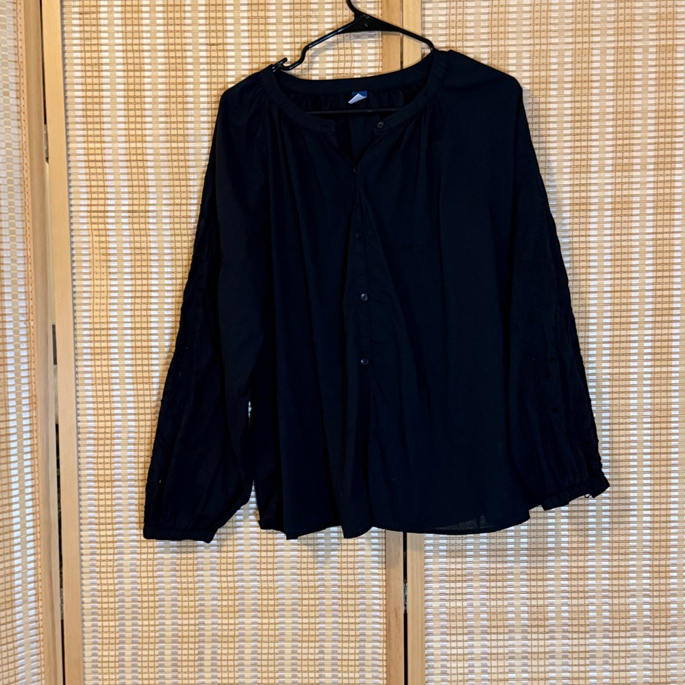 Old Navy Black Eyelet Sleeve Button Front Blouse Top Long Sleeve Round Neck‎